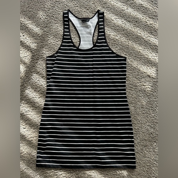 Women’s razorback tank - Picture 1 of 3
